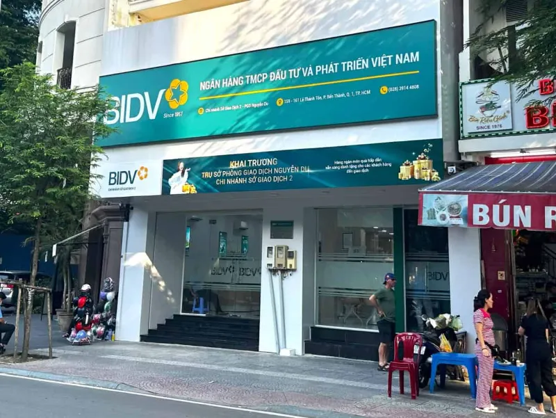 通りに面したBIDVの支店