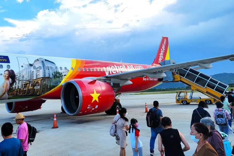搭乗口に着けたベトジェットエアの旅客機
