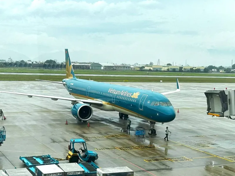 駐機中のベトナム航空の旅客機
